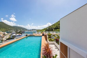 حمّام سباحة مُدفَّأ