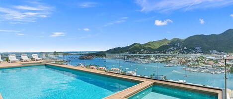 Lämmitetty uima-allas