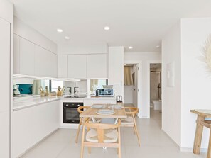 Fridge, oven, stovetop, dishwasher
