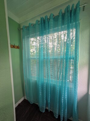 Interior - Cozy Cute Beachy 2-bedroom house with Backyard, Parking & grill (Clearwater)