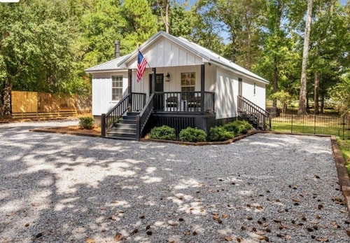 Lob Lolly Cottage, A  stylish cottage
5 minutes to downtown Fairhope,