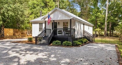 Lob Lolly Cottage, A stylish cottage
5 minutes to downtown Fairhope,