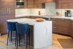 Réfrigérateur, four à micro-ondes, un four, surface de cuisson