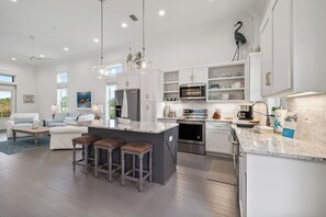 Kjøleskap, mikrobølgeovn, ovn og kokeplater