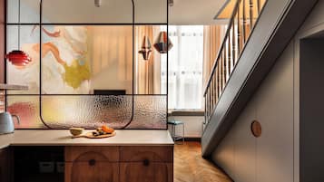 Loft superior, ar-condicionado, no mezanino | Cozinha americana privada | Geladeira, cooktop, cafeteira/chaleira, chaleira elétrica