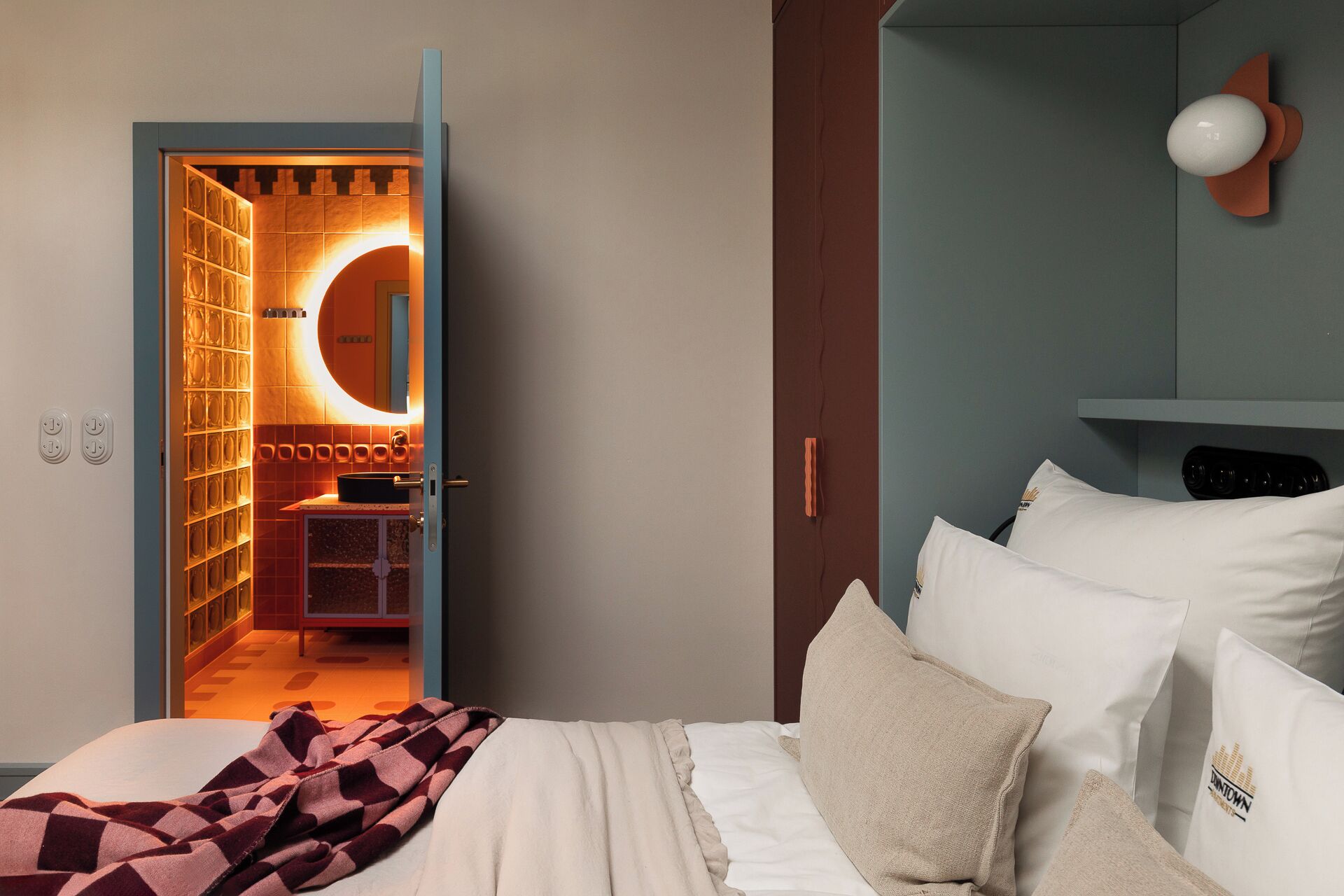 Loft superior, ar-condicionado, no mezanino | Área de estar | TV de tela plana