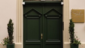 A double green door with a white sign above it. - Soho Residence Kazimierz by Downtown Apartments (Kraków)