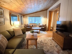 Smart TV, libros y estéreo 