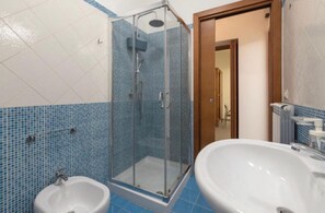 Haartrockner, Handtücher, Seife, Toilettenpapier