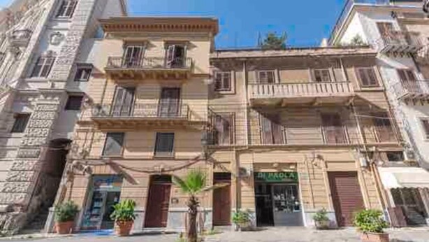Unclassified image, 1 of 14, button - Cozy apartment in the heart and historic center of Palermo. (Palermo)