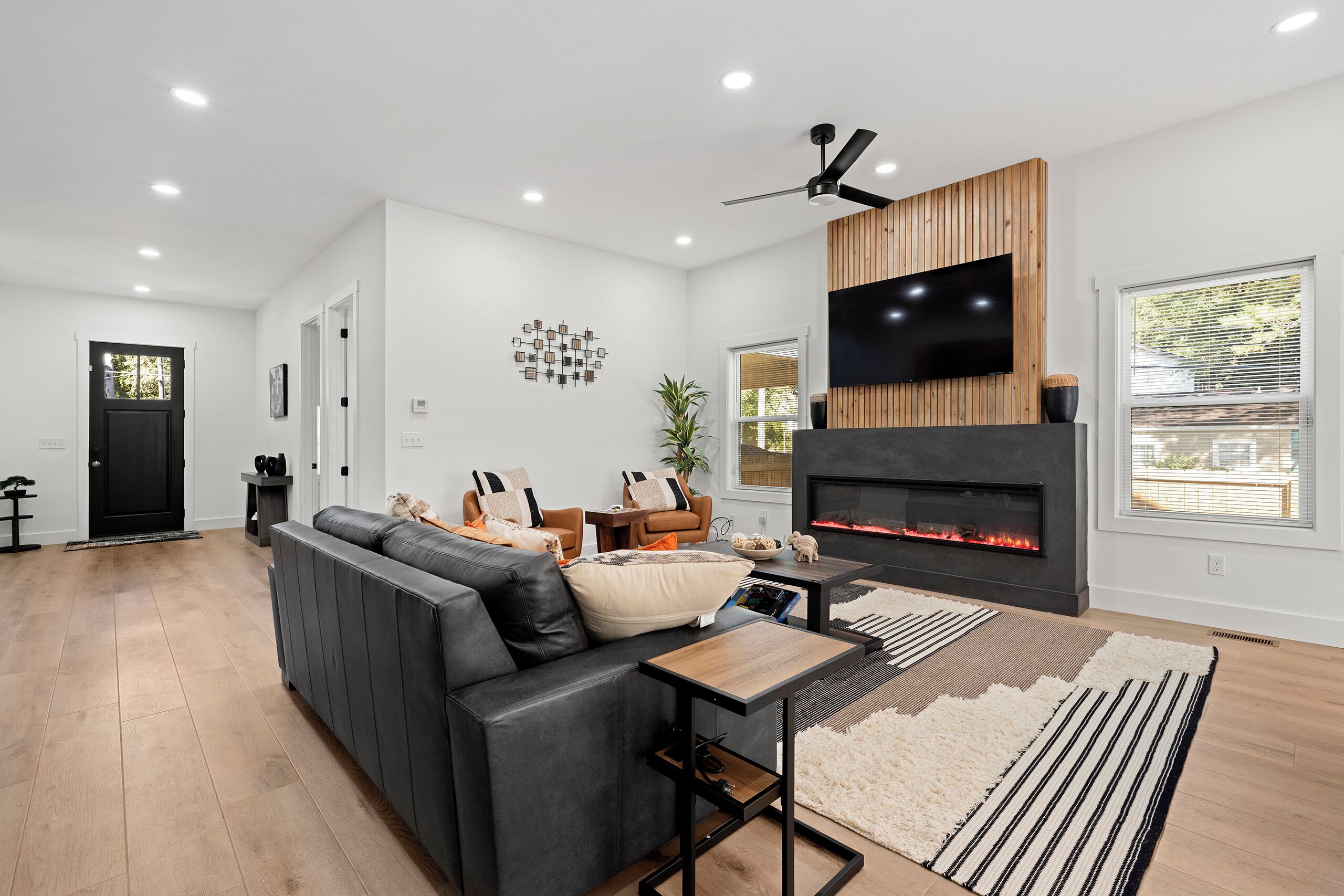 Smart TV, fireplace, table tennis