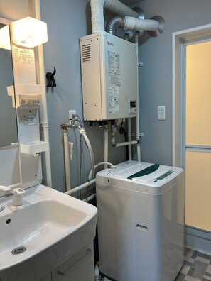 シャワー、ヘアドライヤー、タオル、石鹸