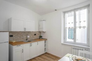 Fridge, microwave, cookware/dishes/utensils, dining tables - Profumo di Caruggi - Room Boccadasse (Genova)
