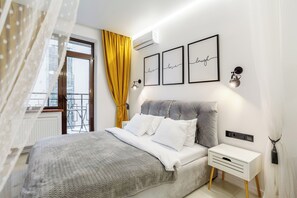 Suite Studio Luxe, vue partielle sur la mer | Literie de qualité supérieure, coffres-forts dans les chambres, bureau