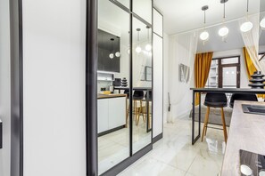 Studio Suite Mewah, pemandangan laut terbatas | Area keluarga | Smart TV 43-inci dengan saluran TV digital dan Netflix