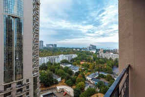 Luxury Studio Suite, Partial Sea View | Balcony