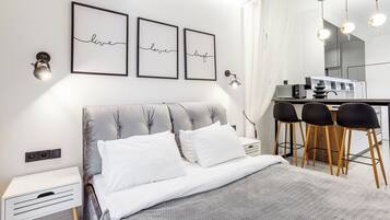 Luksus-studiosuite - delvis havudsigt | Premium-sengetøj, pengeskab på værelset, skrivebord