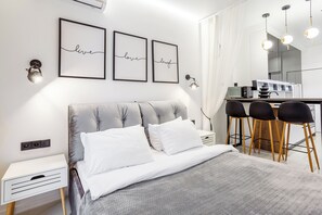 Suite studio luxueuse, vue partielle sur la mer | Literie de qualité, coffre-fort, bureau