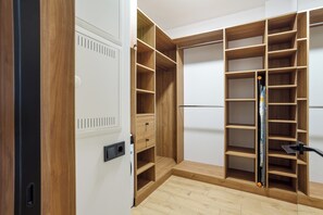 Business Apartment | Wardrobe