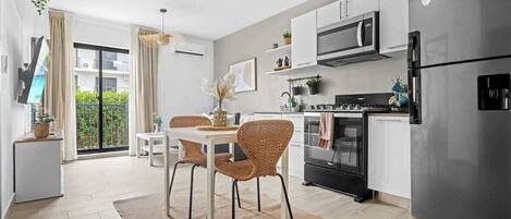 Refrigerador, microondas, horno y parrilla de estufa