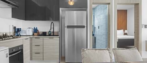 Frigorifero, microonde, piano cottura, macchina per tè/caffè