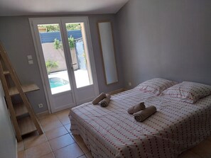 3 bedrooms, iron/ironing board, WiFi, bed sheets