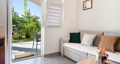 Apartments&Rooms La Putalina / 1 Apartment with Garden view