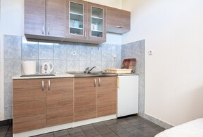 Kühlschrank, Herdplatte, Kochgeschirr/Geschirr/Besteck