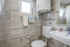 Een douche, handdoeken