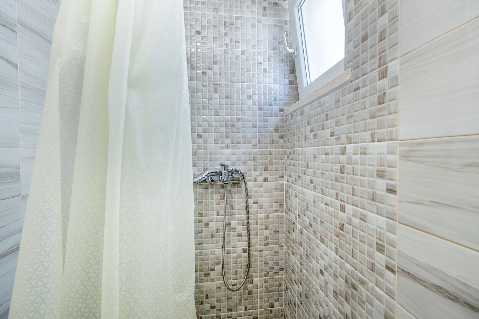 Een douche, handdoeken