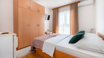 Iron/ironing board, WiFi, bed sheets