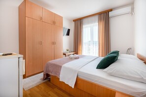 Iron/ironing board, WiFi, bed sheets