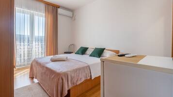 Iron/ironing board, WiFi, bed sheets