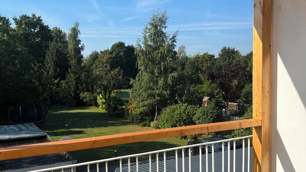 A balcony with a view of a grassy area and trees. - Bright and lovingly furnished vacation apartment with a feel-good atmosphere (Hamm)