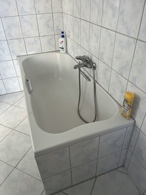 ヘアドライヤー、タオル、石鹸、トイレットペーパー