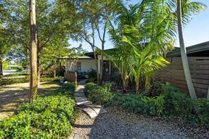 Property grounds - Tropical Private Pool Home | FirePit & Arcades (Fort Lauderdale)