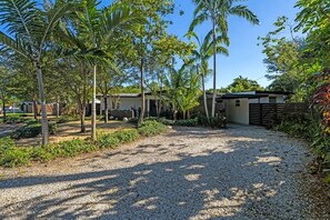 Property grounds - Tropical Private Pool Home | FirePit & Arcades (Fort Lauderdale)