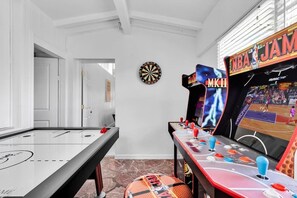 Game room - Tropical Private Pool Home | FirePit & Arcades (Fort Lauderdale)