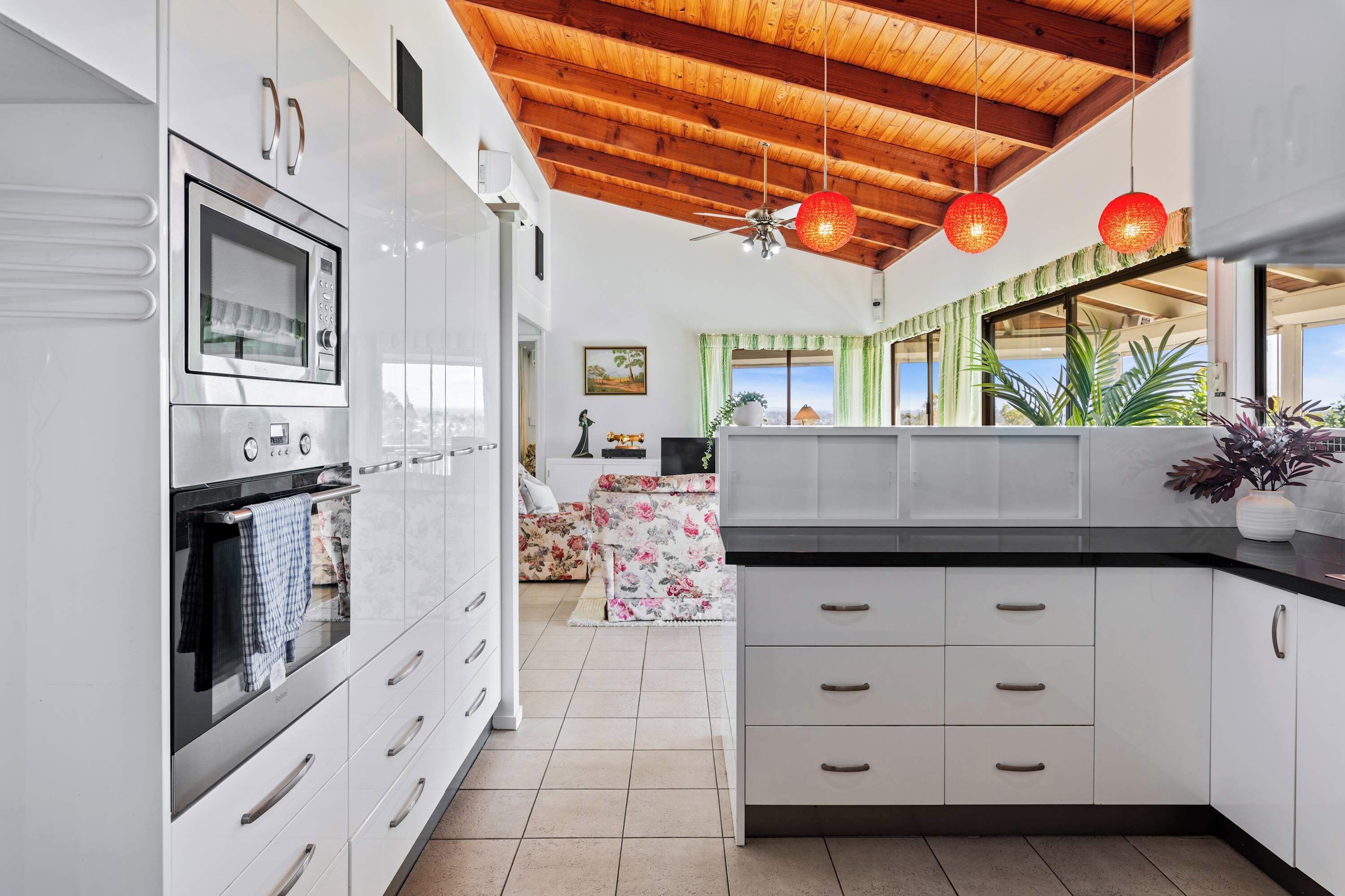 ثلاجة، ميكروويف، فرن، موقد طهي مسطح