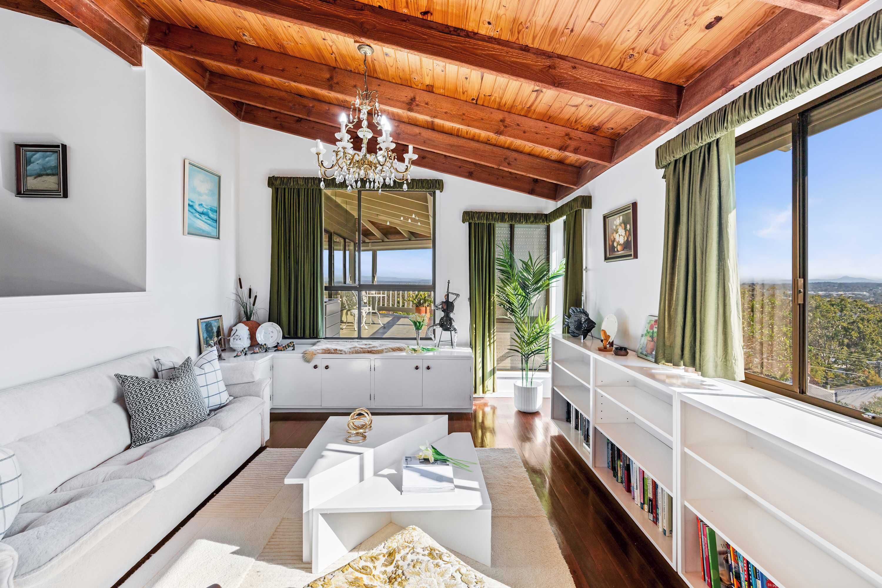 Spacious 4br Retreat With Stunning Brisbane View - Brisbane