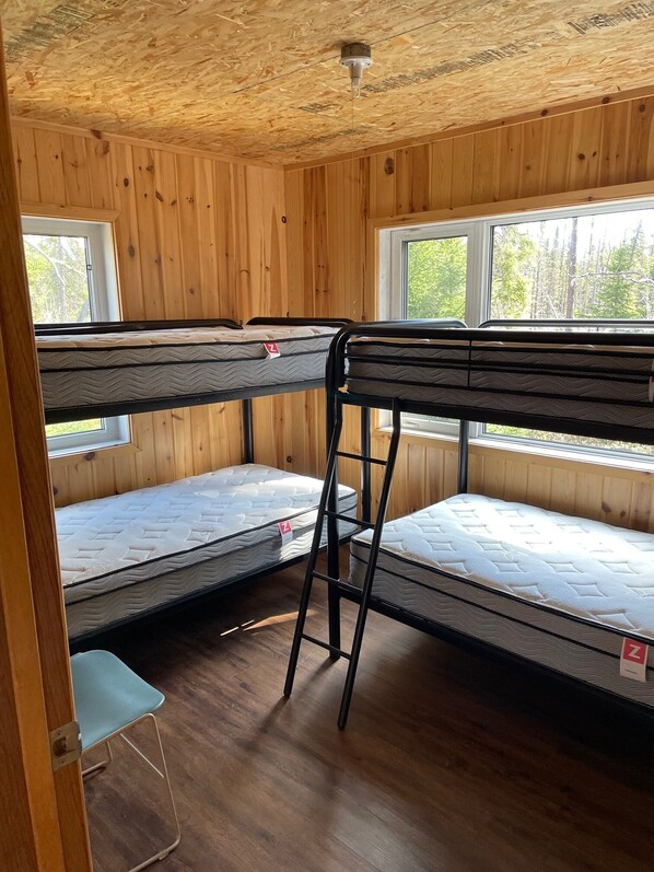 Room - Private cabin on a private lake. Perfect for relaxing completely off-grid. (Ear falls)