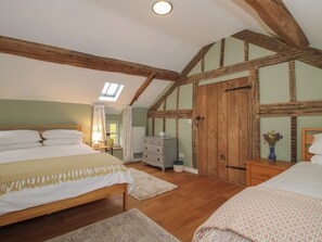 3 bedrooms, individually decorated, individually furnished, free WiFi - Malt House (Bishops Castle)