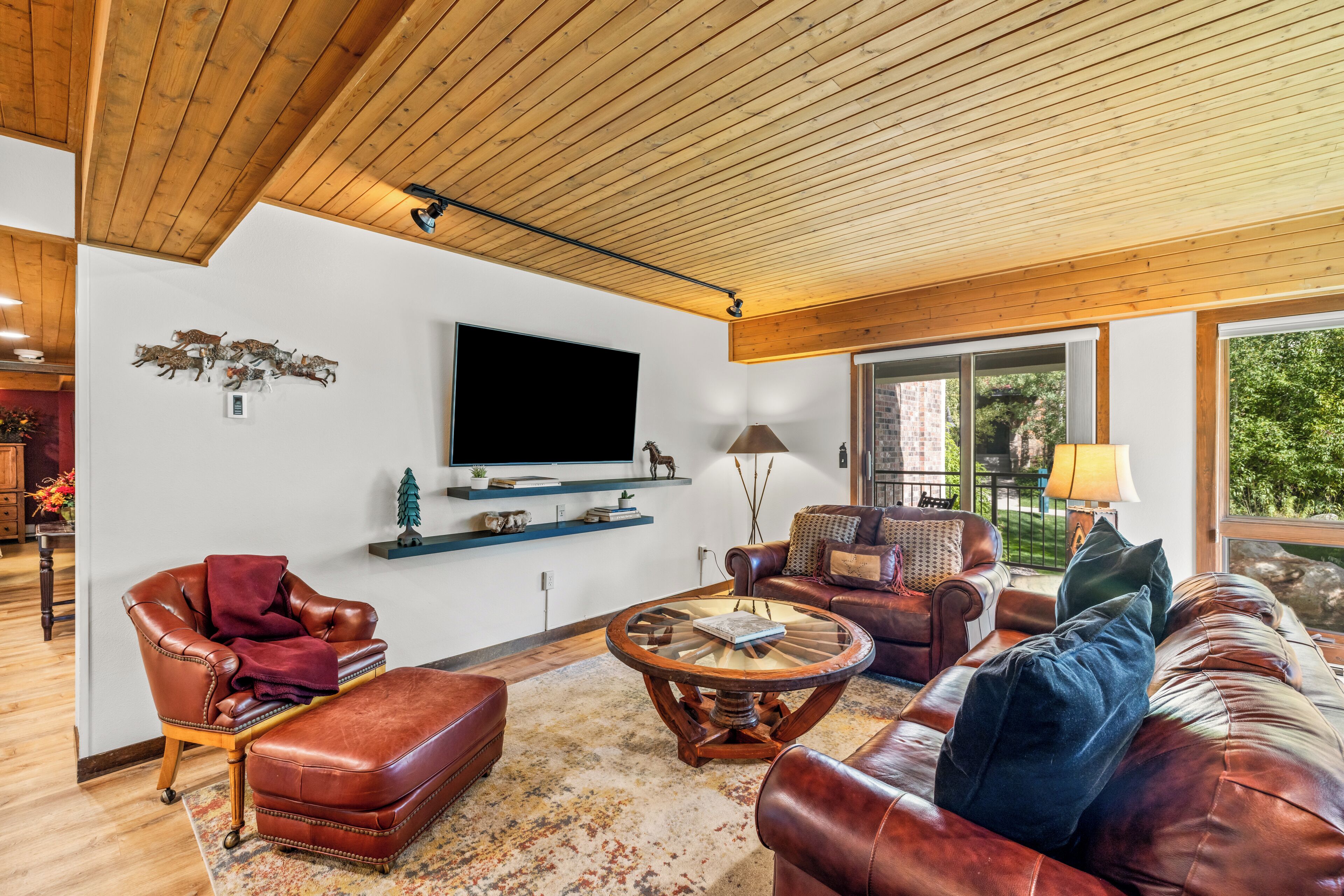 Televisión y chimenea 