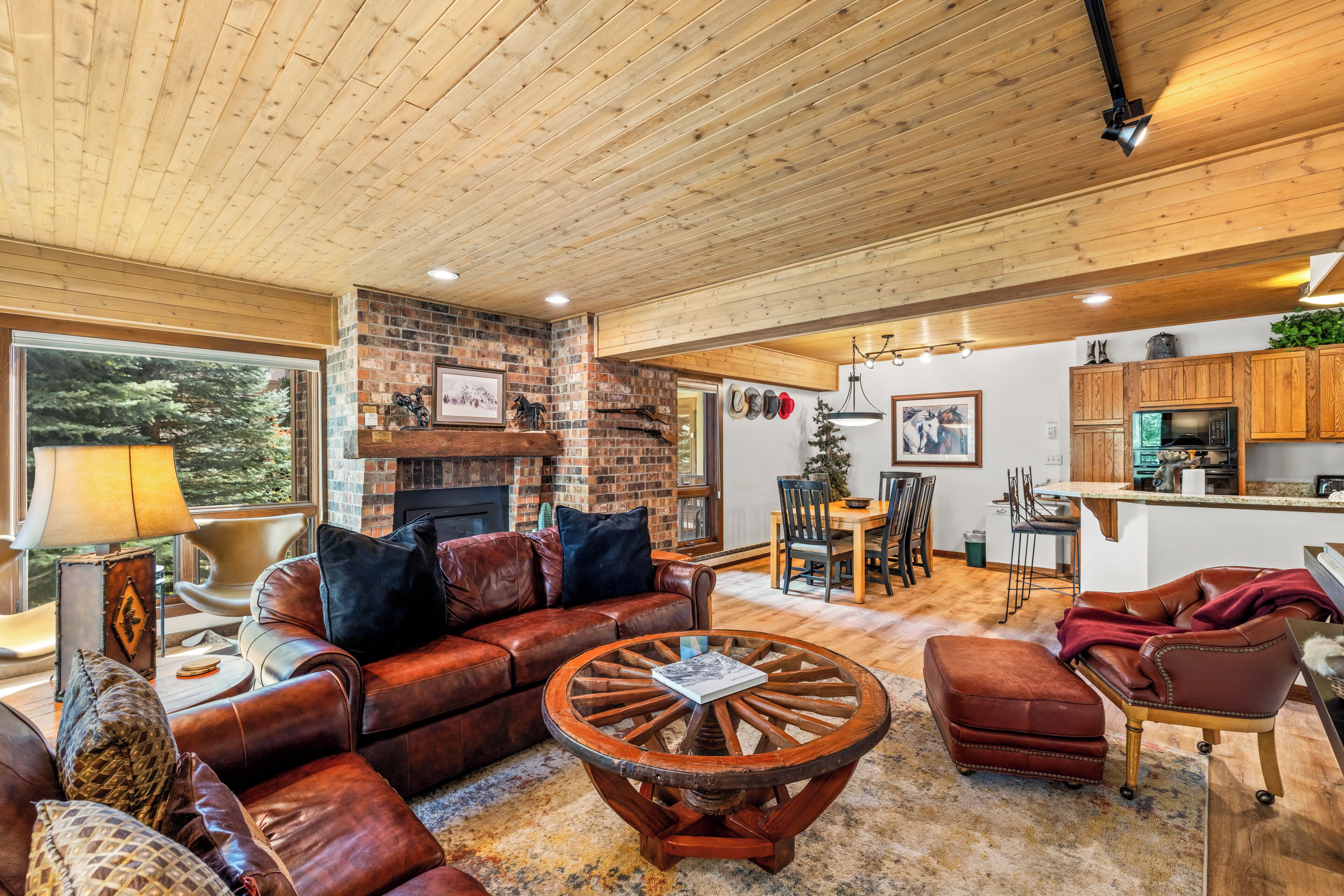 Télévision, cheminée