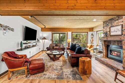 Cozy Condo Steps from the Gondola – Fireplace, Hot Tubs & More!