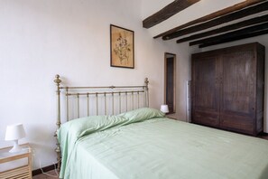 2 habitaciones, escritorio, tabla de planchar con plancha y wifi 