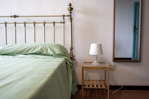 2 bedrooms, desk, iron/ironing board, WiFi
