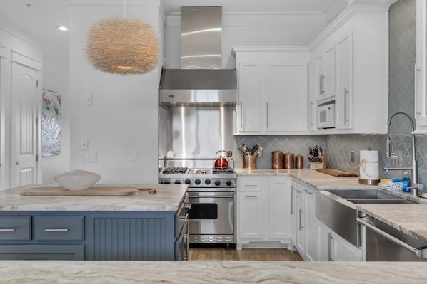 Four Ă micro-ondes, un four, surface de cuisson, lave-vaisselle