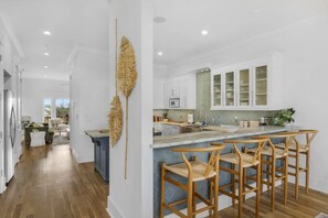 Four à micro-ondes, un four, surface de cuisson, lave-vaisselle