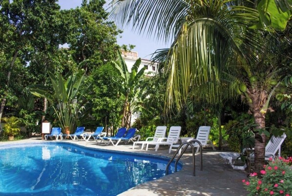 Pool - Residencial Estephany- Comfortable Apartment with Pool (Sosúa)